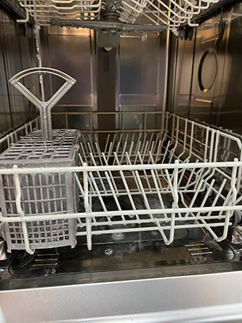 Cómo limpiar el lavavajillas por dentro si quieres comer en platos y vasos limpios de verdad
